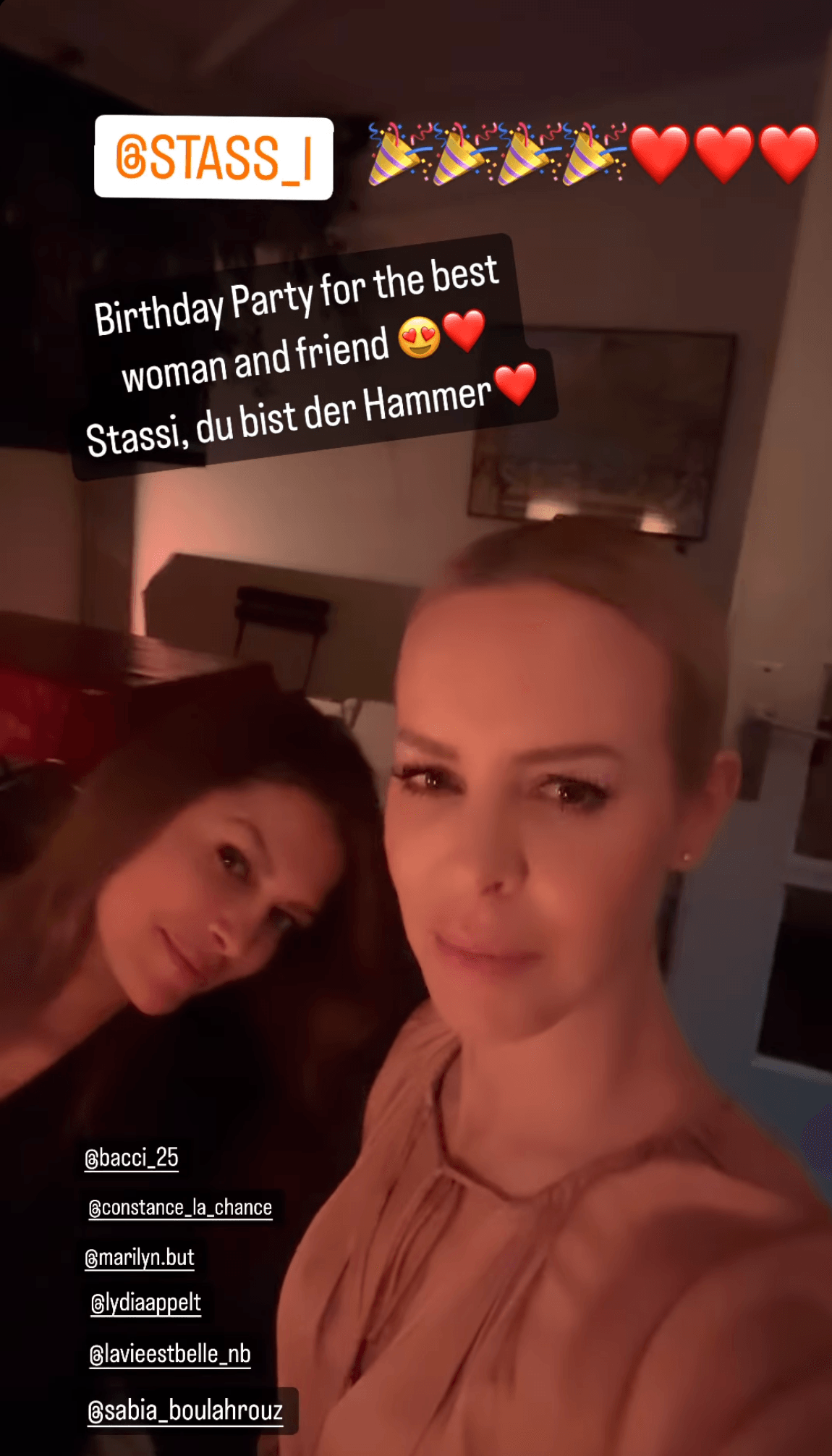 Sabia Boulahrouz und Isabel Evardsson filmen sich für Instagram.