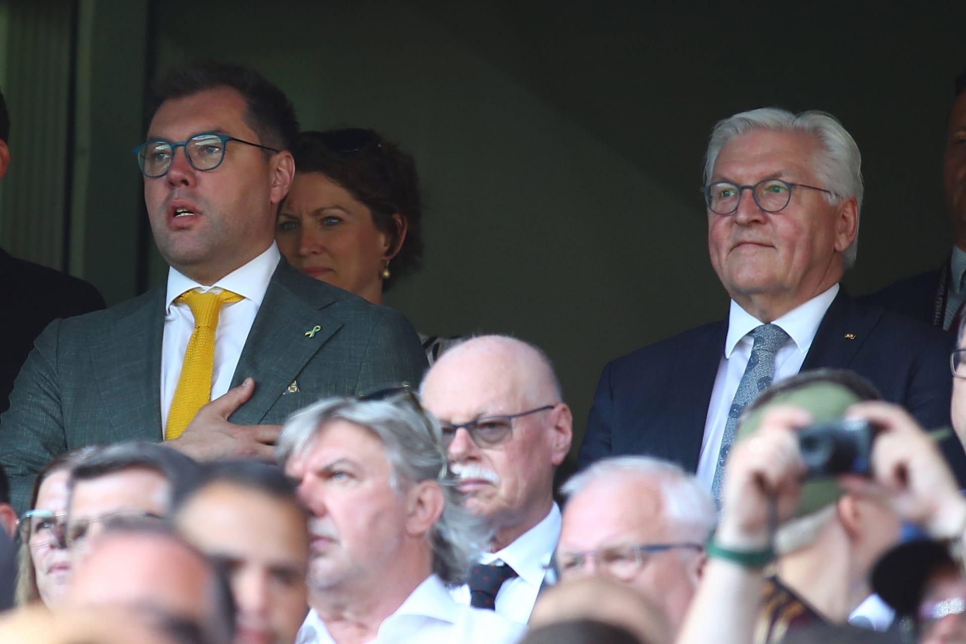 Oleksij Makejew und Frank-Walter Steinmeier (r.): Der Botschafter der Ukraine und der Bundespräsident waren beim Freundschaftsspiel Deutschland gegen Ukraine auf der Tribüne.