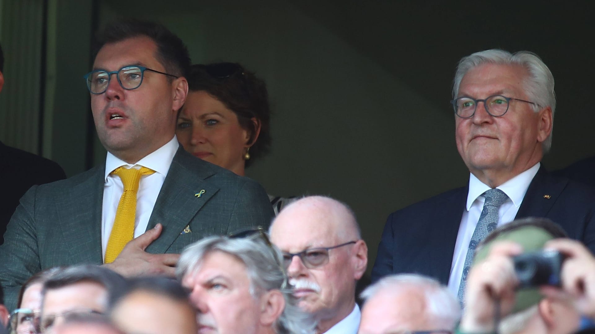 Oleksij Makejew und Frank-Walter Steinmeier (r.): Der Botschafter der Ukraine und der Bundespräsident waren beim Freundschaftsspiel Deutschland gegen Ukraine auf der Tribüne.