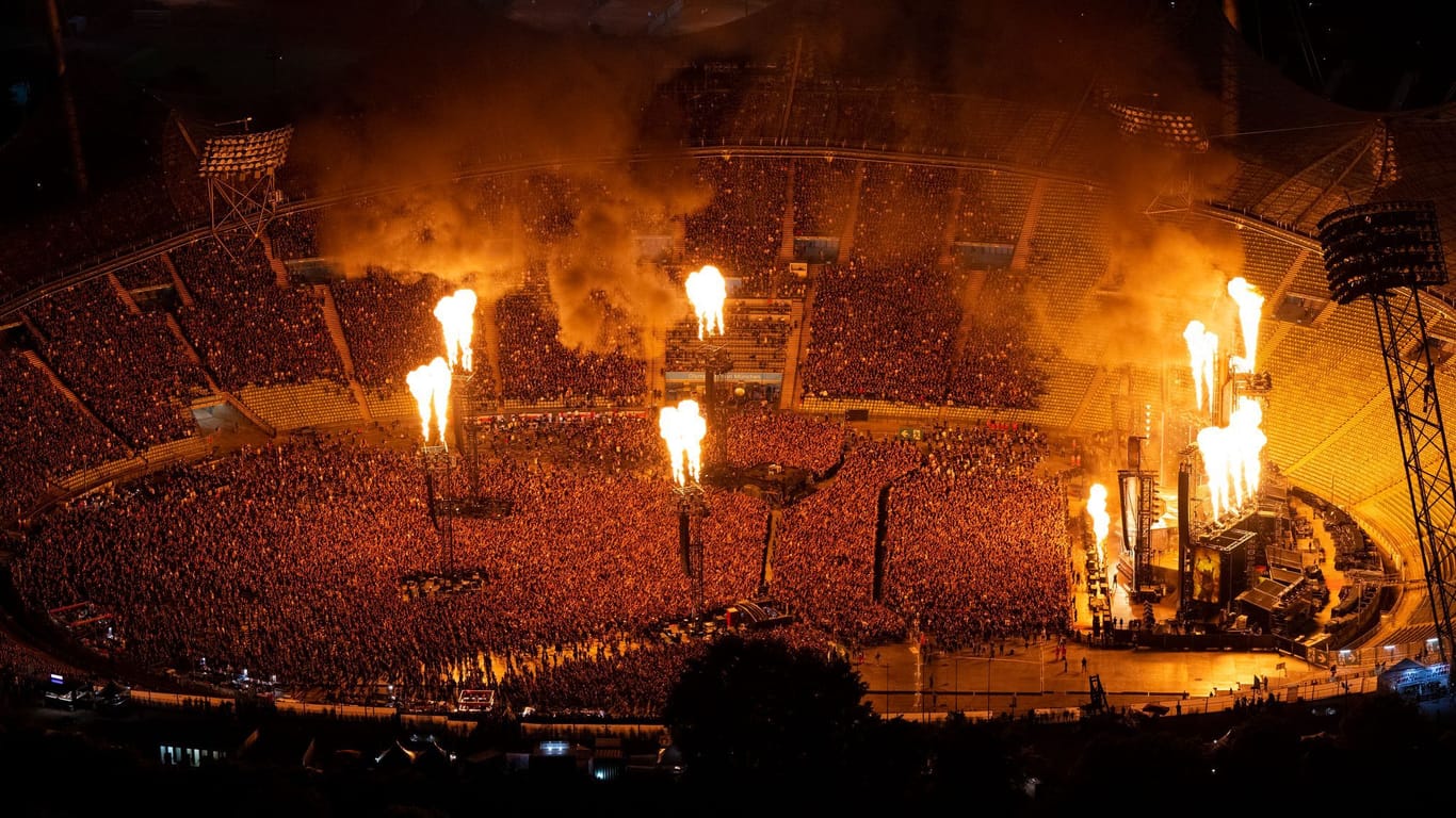 Flammen-Show in München: Tausende verfolgten das umstrittene Konzert.