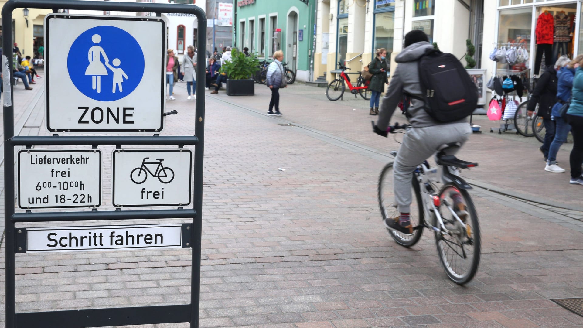 Fußgängerzone (Symbolbild): Lieferverkehr gilt nicht für Bankkunden, die keinen Parkplatz finden. Fußgängerzone (Symbolbild): Lieferverkehr gilt nicht für Bankkunden, die keinen Parkplatz finden.