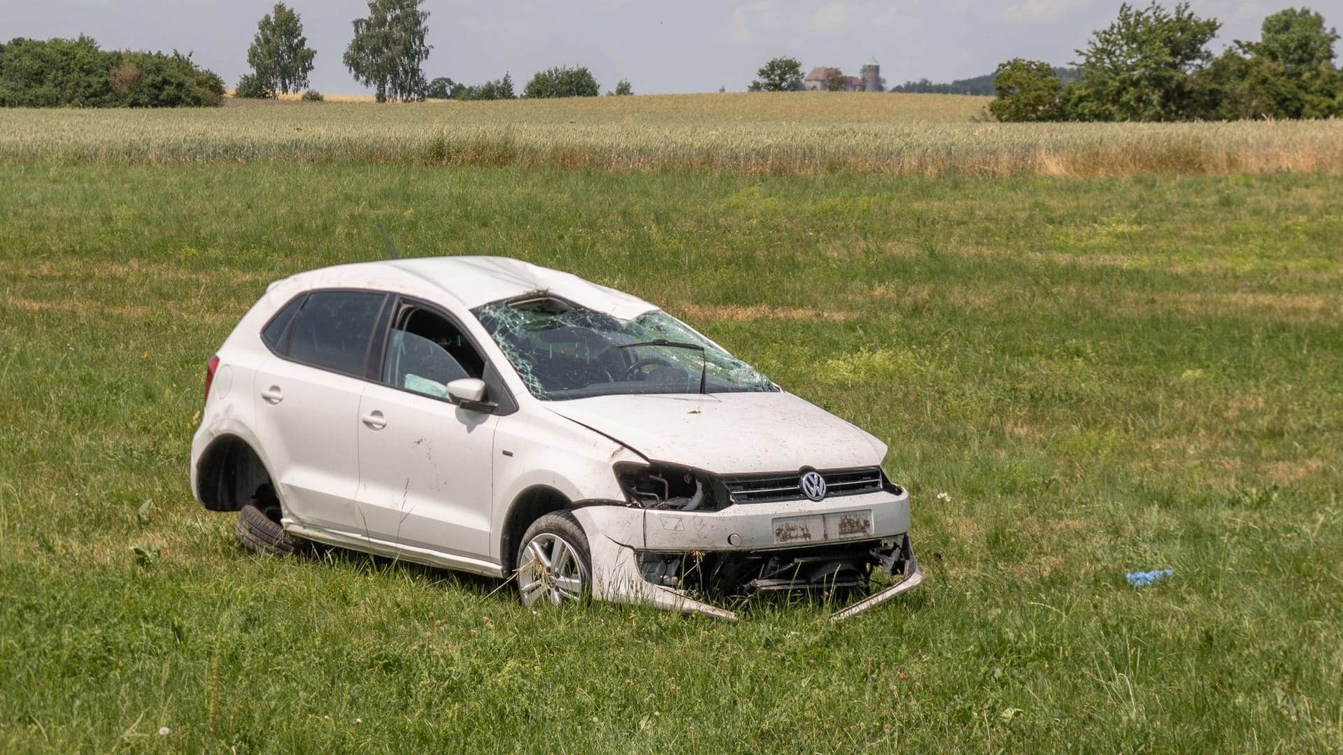 Das Auto nach dem Unfall: Laut Polizei überschlug es sich mehrfach.
