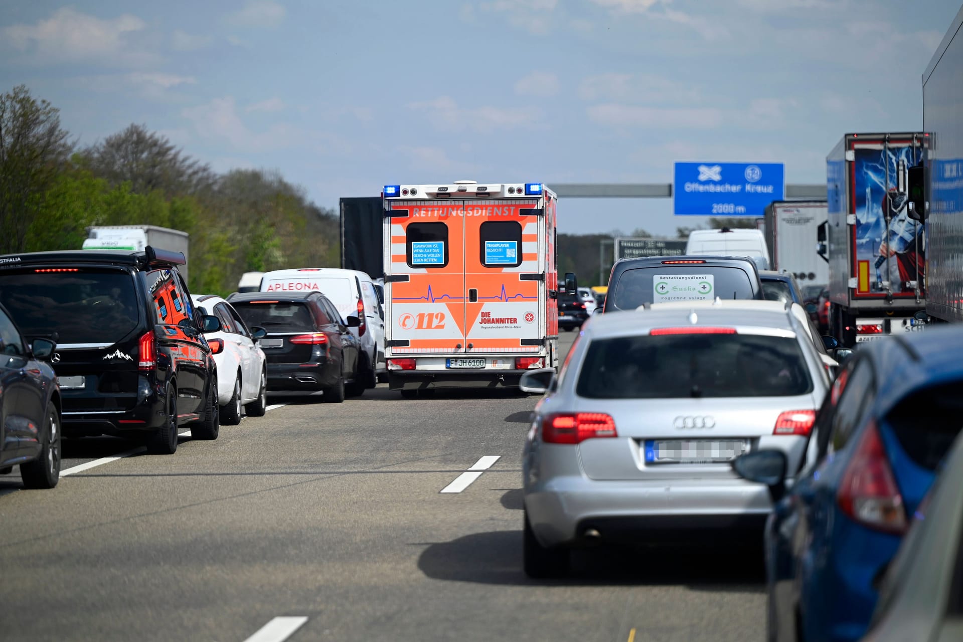 Krankenwagen auf der A3 (Symbolfoto): Ein Mann wurde bei dem Unfall am Montagabend leicht verletzt.