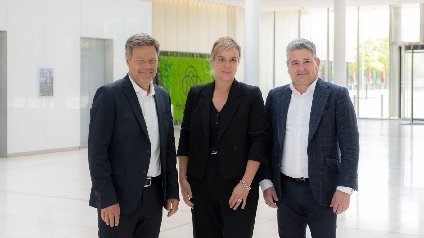 Die Grünen Robert Habeck (links), Mona Neubaur (Mitte) und Thyssenkrupp-Vorstandschef Miguel López (rechts): Das Zögern des Wirtschaftsminister hatte für Unruhe in NRW gesorgt.