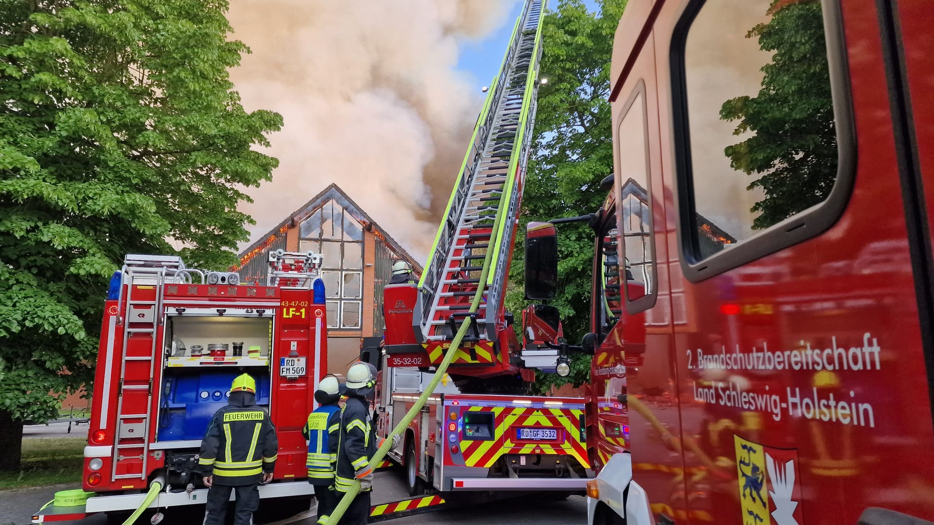 Gut Schierensee in Schleswig-Holstein: Die Feuerwehr löscht einen Scheunenbrand auf dem Gelände der Günther Fielmann Stiftung. Gut Schierensee in Schleswig-Holstein: Die Feuerwehr löscht einen Scheunenbrand auf dem Gelände der Günther Fielmann Stiftung.