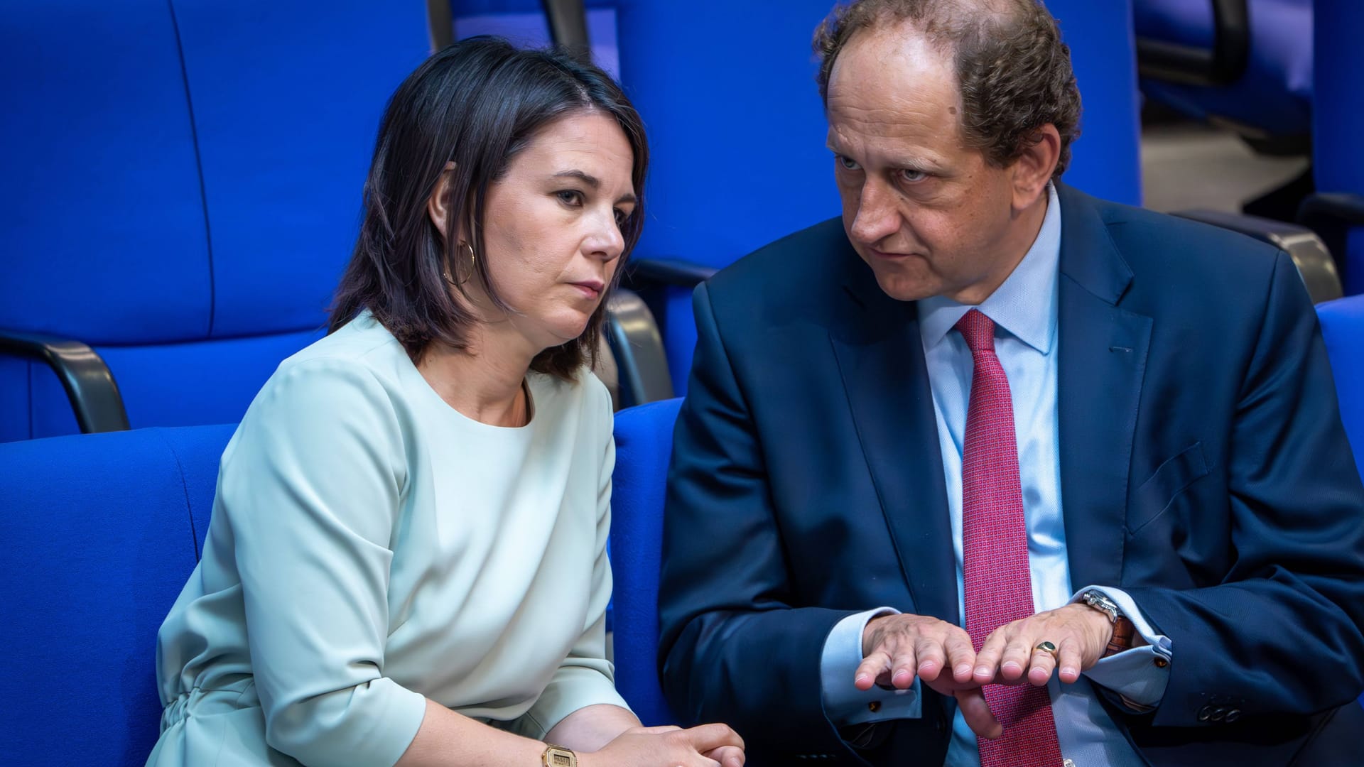 Alexander Graf Lambsdorff (FDP) und Außenministerin Annalena Baerbock (Grüne) sprechen im Bundestag: Nächste Station für den Außenpolitiker wird die deutsche Botschaft in Moskau.