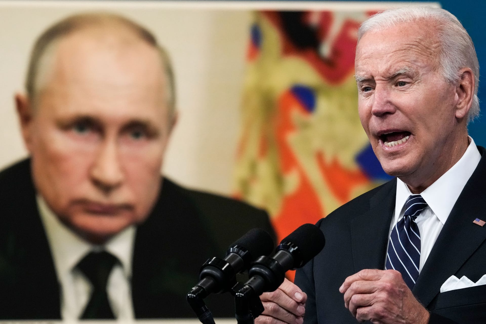 US-Präsident Joe Biden (r.) vor einem Porträt des russischen Machthabers Wladimir Putin (Archivbild).