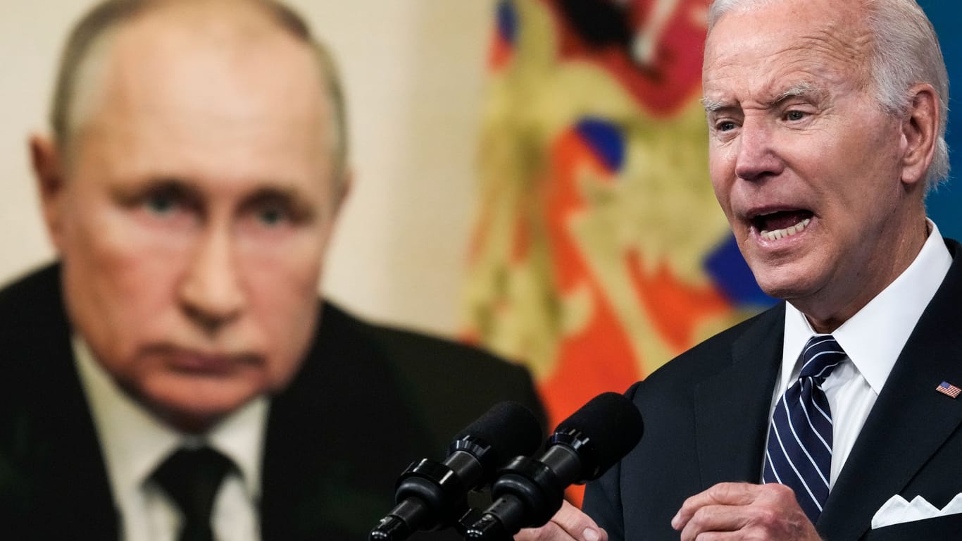 US-Präsident Joe Biden (r.) vor einem Porträt des russischen Machthabers Wladimir Putin (Archivbild).