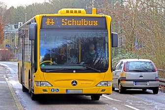 Ein Schulbus (Archivbild): Ein Busfahrer soll Kinder in Verden nicht aus dem Bus gelassen haben.