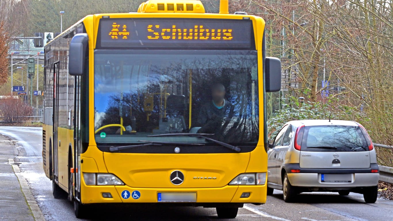 Ein Schulbus (Archivbild): Ein Busfahrer soll Kinder in Verden nicht aus dem Bus gelassen haben.