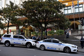Polizeiautos in Australien (Archivbild): Die Beamten weckten die schlafenden Tatverdächtigen.