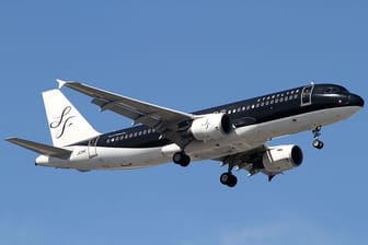 Ein Flugzeug der japanischen Fluggesellschaft Star Flyer hebt vom International Airport in Tokio ab.
