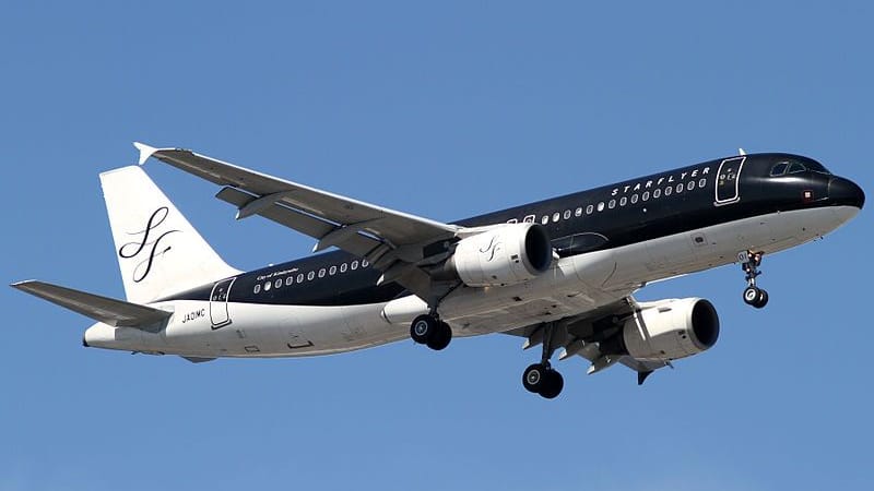 Ein Flugzeug der japanischen Fluggesellschaft Star Flyer hebt vom International Airport in Tokio ab.