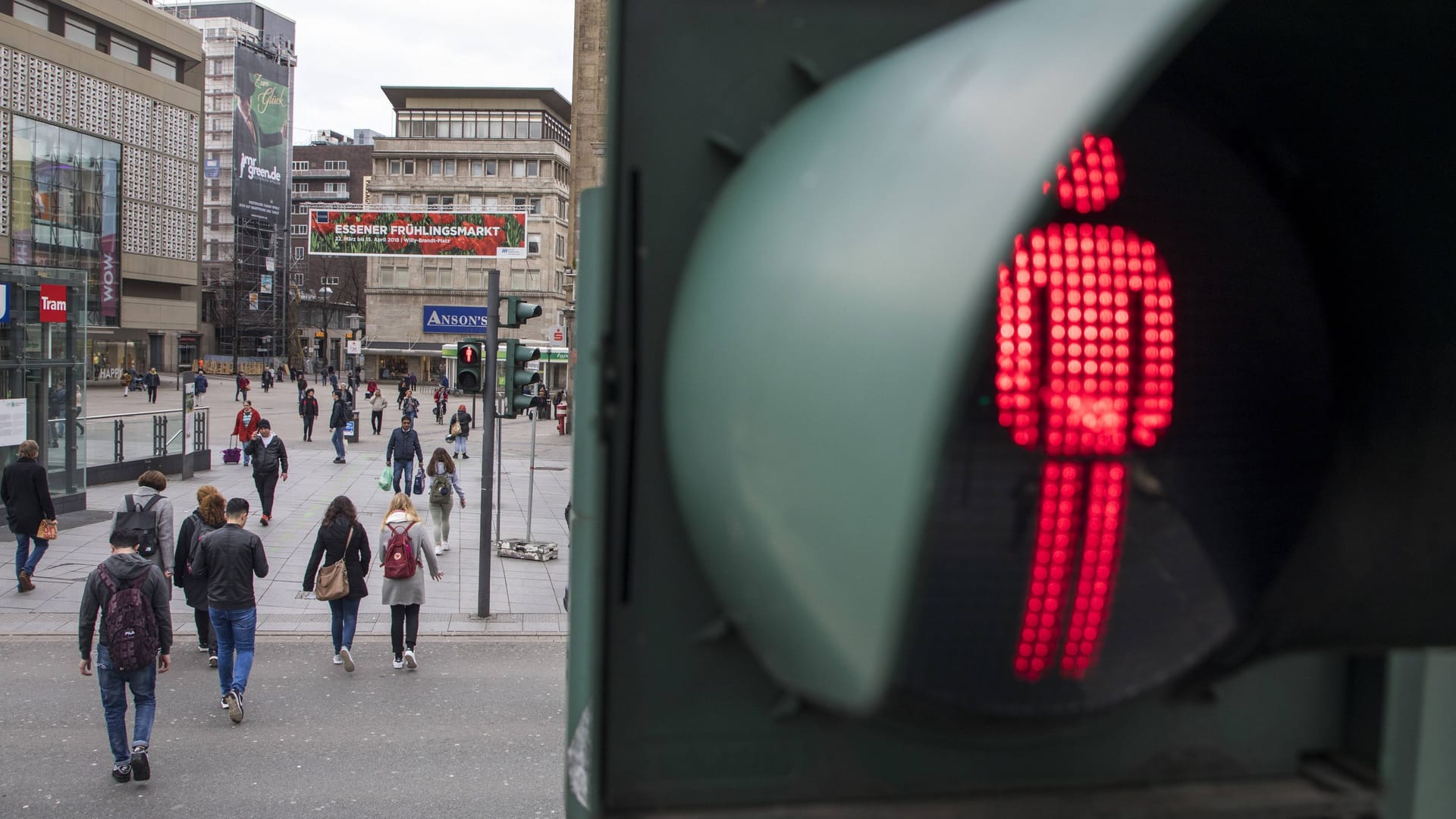 Rote Ampel: Wer dann schon auf der Straße ist, darf weitergehen.