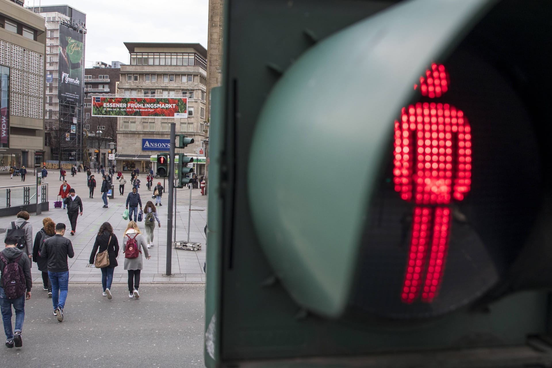 Rote Ampel: Wer dann schon auf der Straße ist, darf weitergehen.