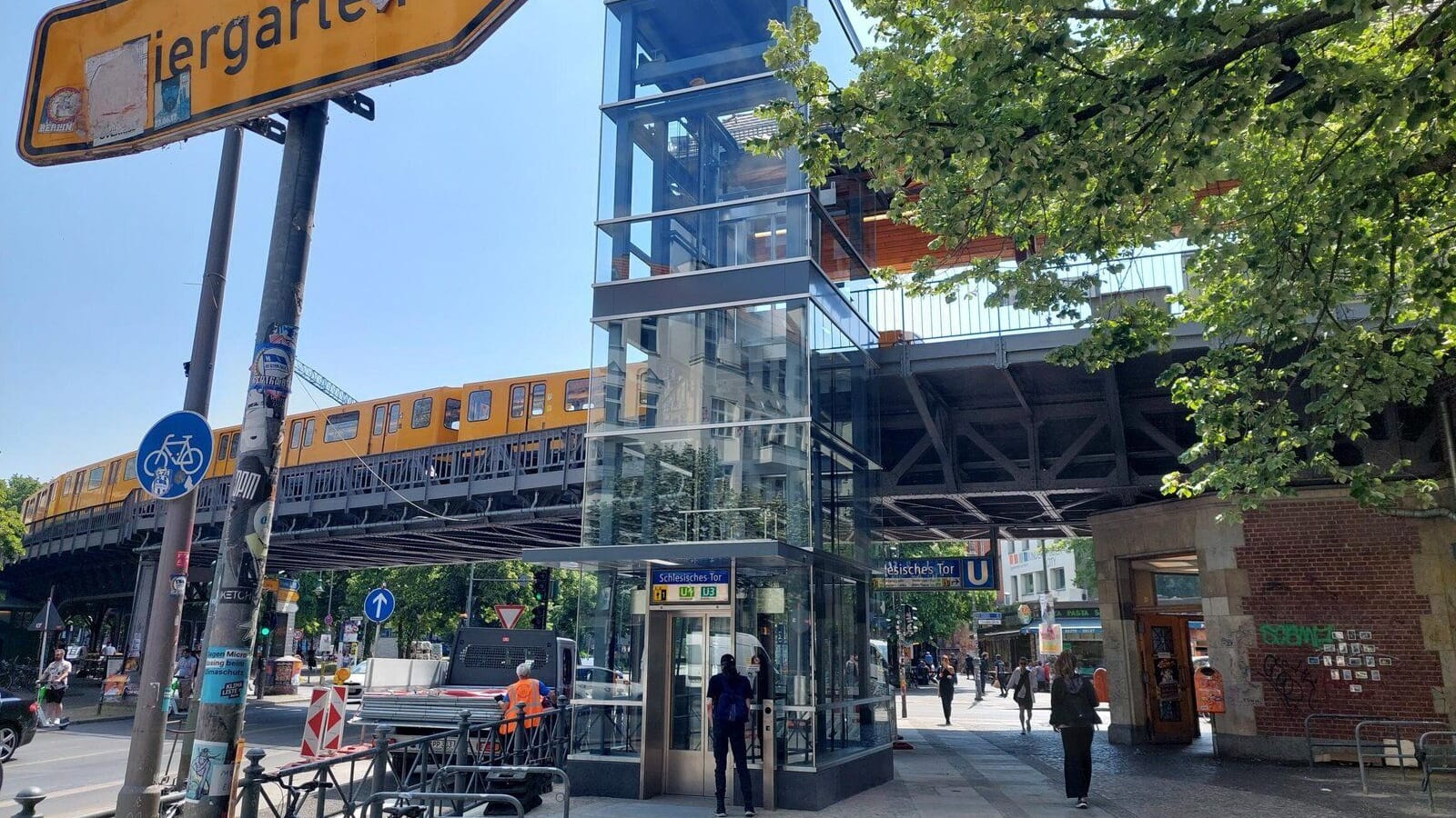 Aufzug am Schlesischen Tor: Nach nur einem Tag ist er kaputt.