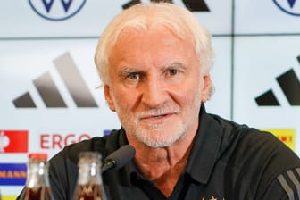 Klare Worte: Rudi Völler hat sich zur Situation rund um Bundestrainer Hansi Flick geäußert.