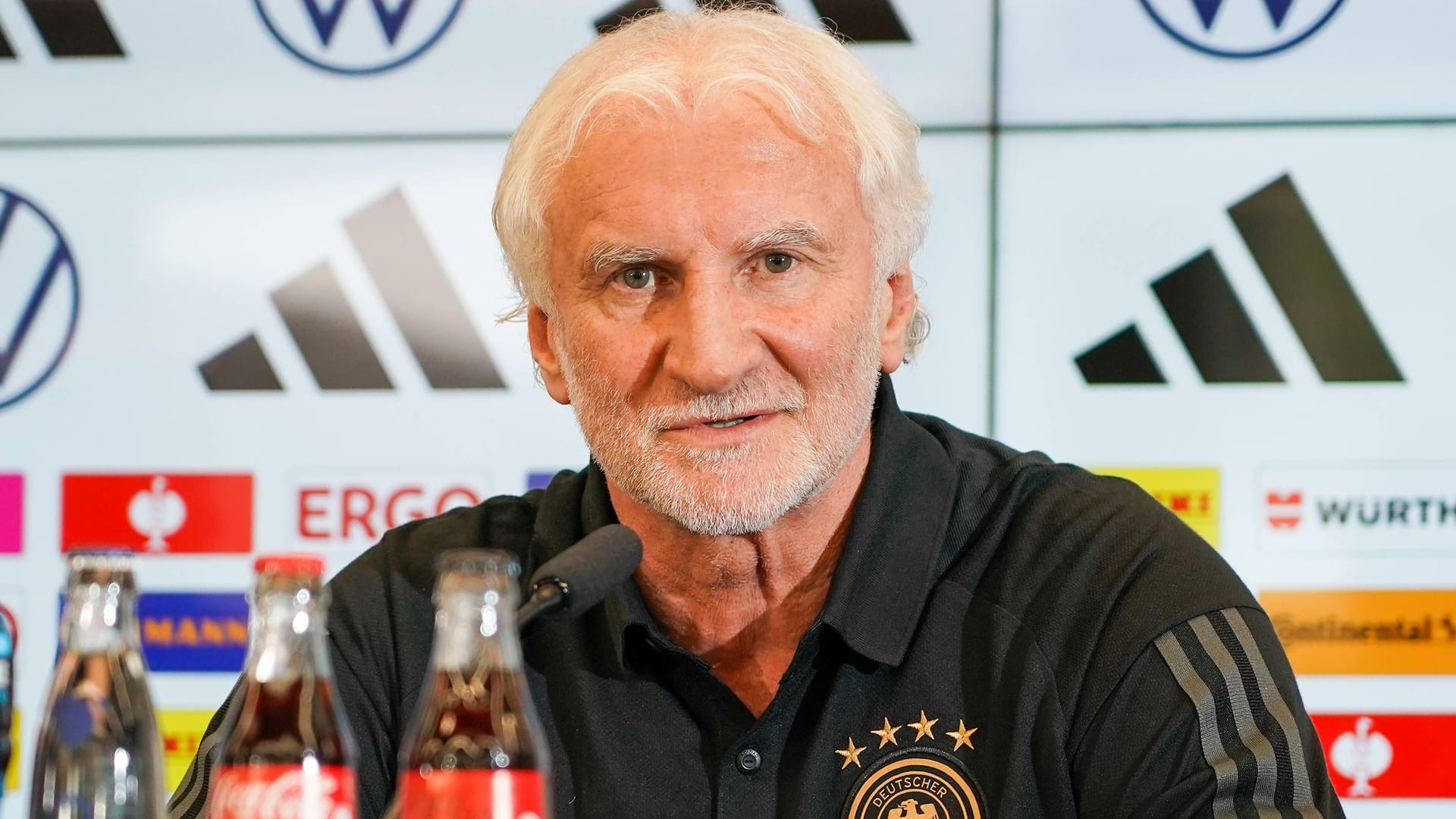 Klare Worte: Rudi Völler hat sich zur Situation rund um Bundestrainer Hansi Flick geäußert. Klare Worte: Rudi Völler hat sich zur Situation rund um Bundestrainer Hansi Flick geäußert.