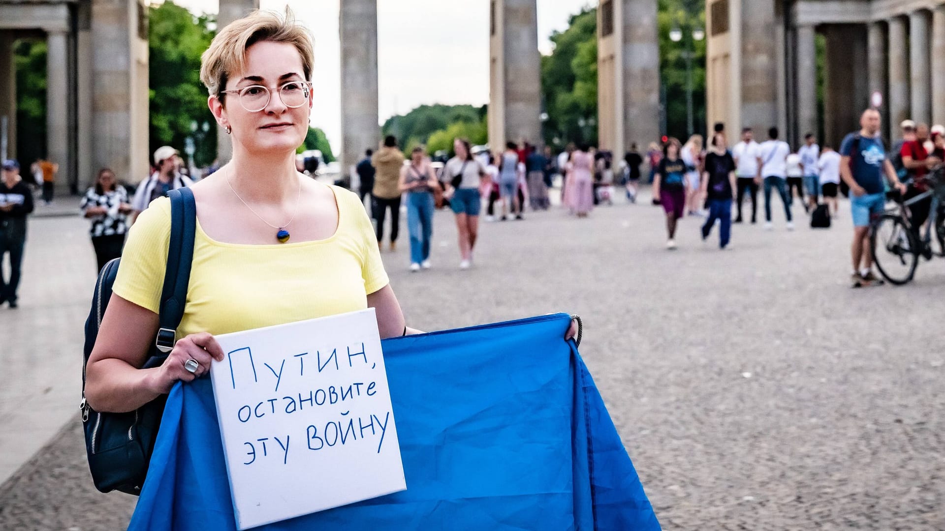 Karoline Preisler bei einer Demonstration 2022 (Archivbild): Sie berichtet von einem Angriff am Brandenburger Tor.