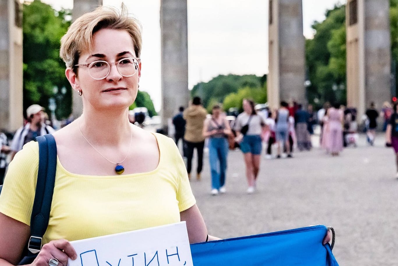 Karoline Preisler bei einer Demonstration 2022 (Archivbild): Sie berichtet von einem Angriff am Brandenburger Tor.