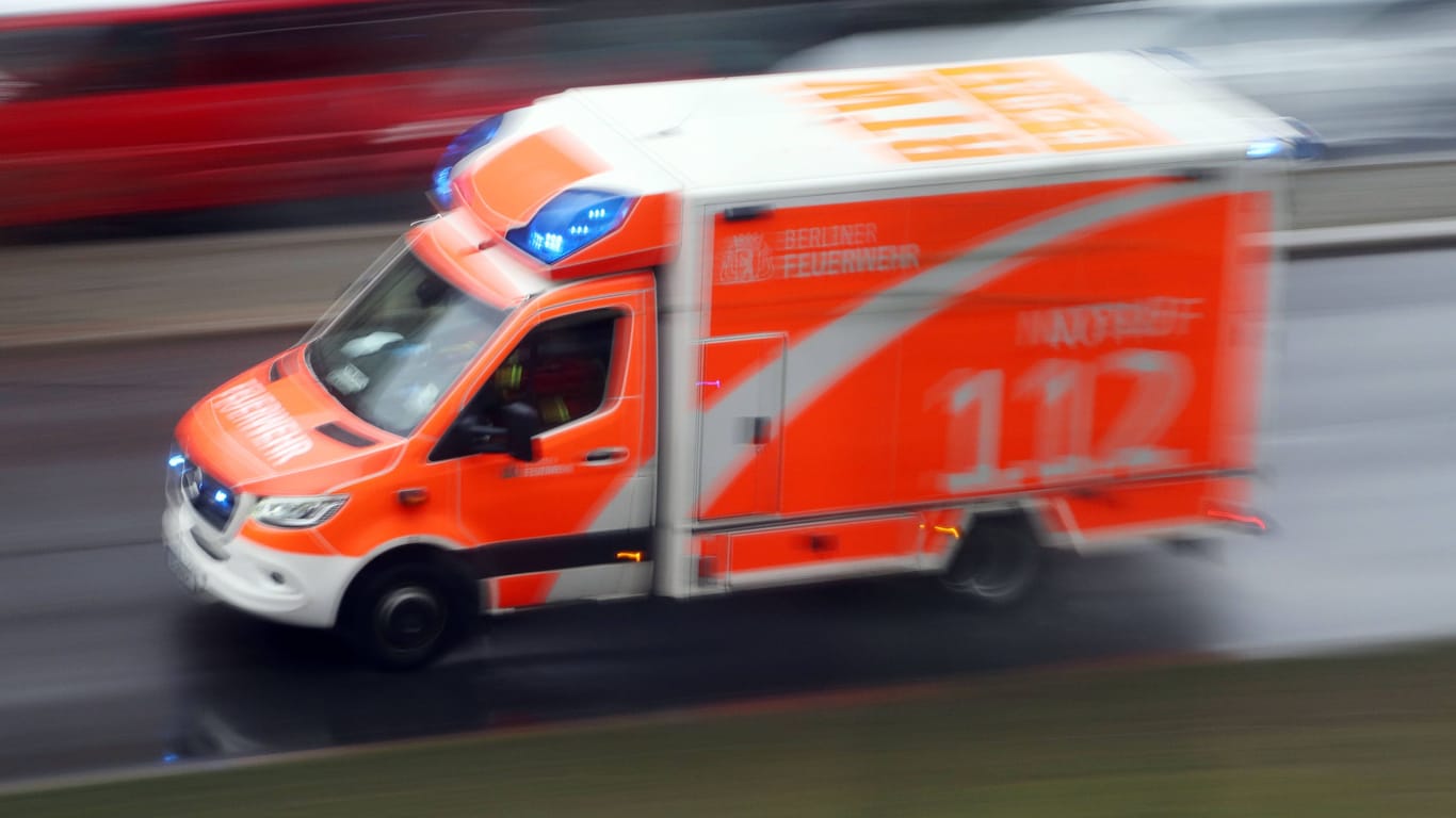 Ein Rettungswagen im Einsatz (Archivbild): In Bremen ist ein junger Mann lebensgefährlich verletzt worden.