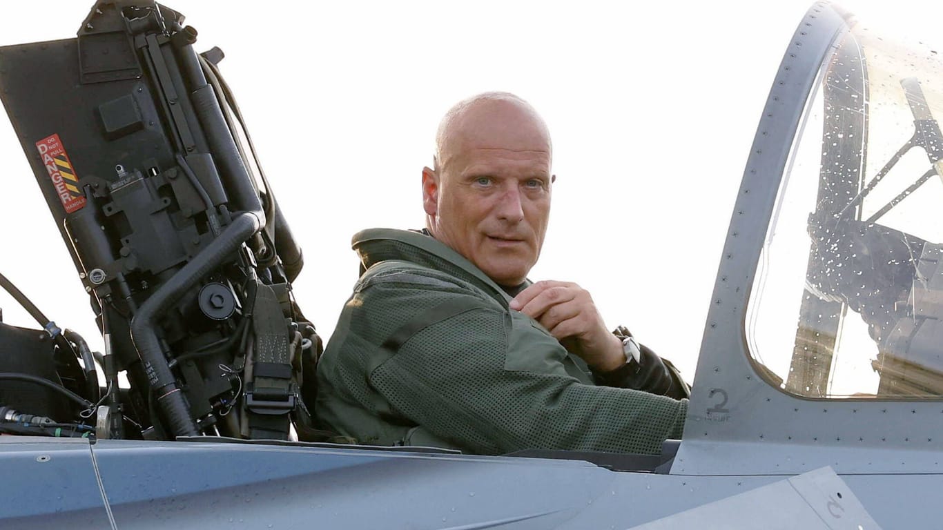Ingo Gerhartz in einem Kampfjet (Archivbild): Wurde der Chef der Luftwaffe abgehört?