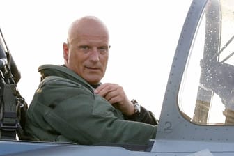 Ingo Gerhartz in einem Kampfjet (Archivbild): Wurde der Chef der Luftwaffe abgehört?