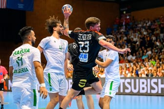 Das Spiel zwischen Deutschland und Algerien: Zuvor verschwanden zwei algerische Teammitglieder. Das Spiel zwischen Deutschland und Algerien: Zuvor verschwanden zwei algerische Teammitglieder.