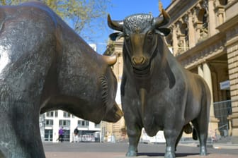 Bulle und Bär vor der Frankfurter Börse: Am Mittwoch stieg der DAX auf ein neues Rekordhoch.