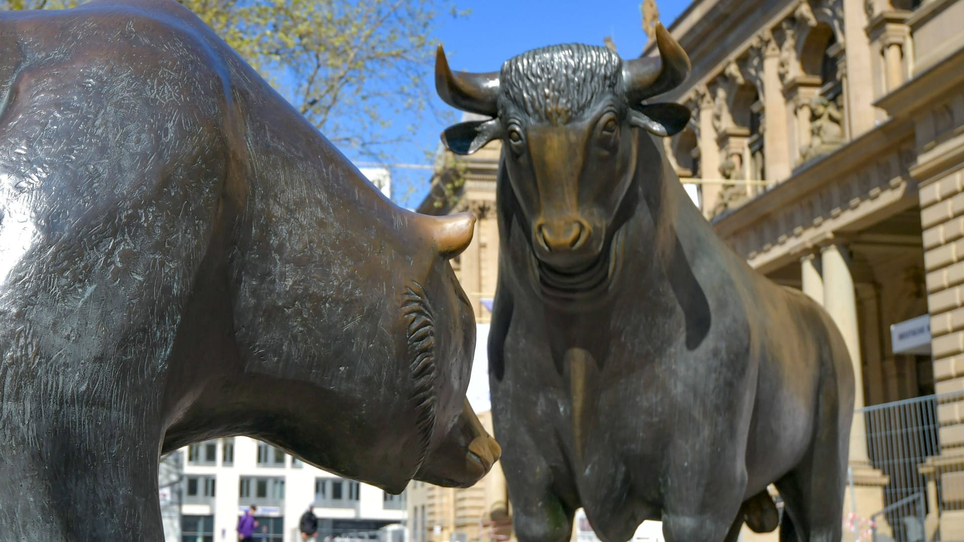 Bulle und Bär vor der Frankfurter Börse: Am Mittwoch stieg der DAX auf ein neues Rekordhoch.