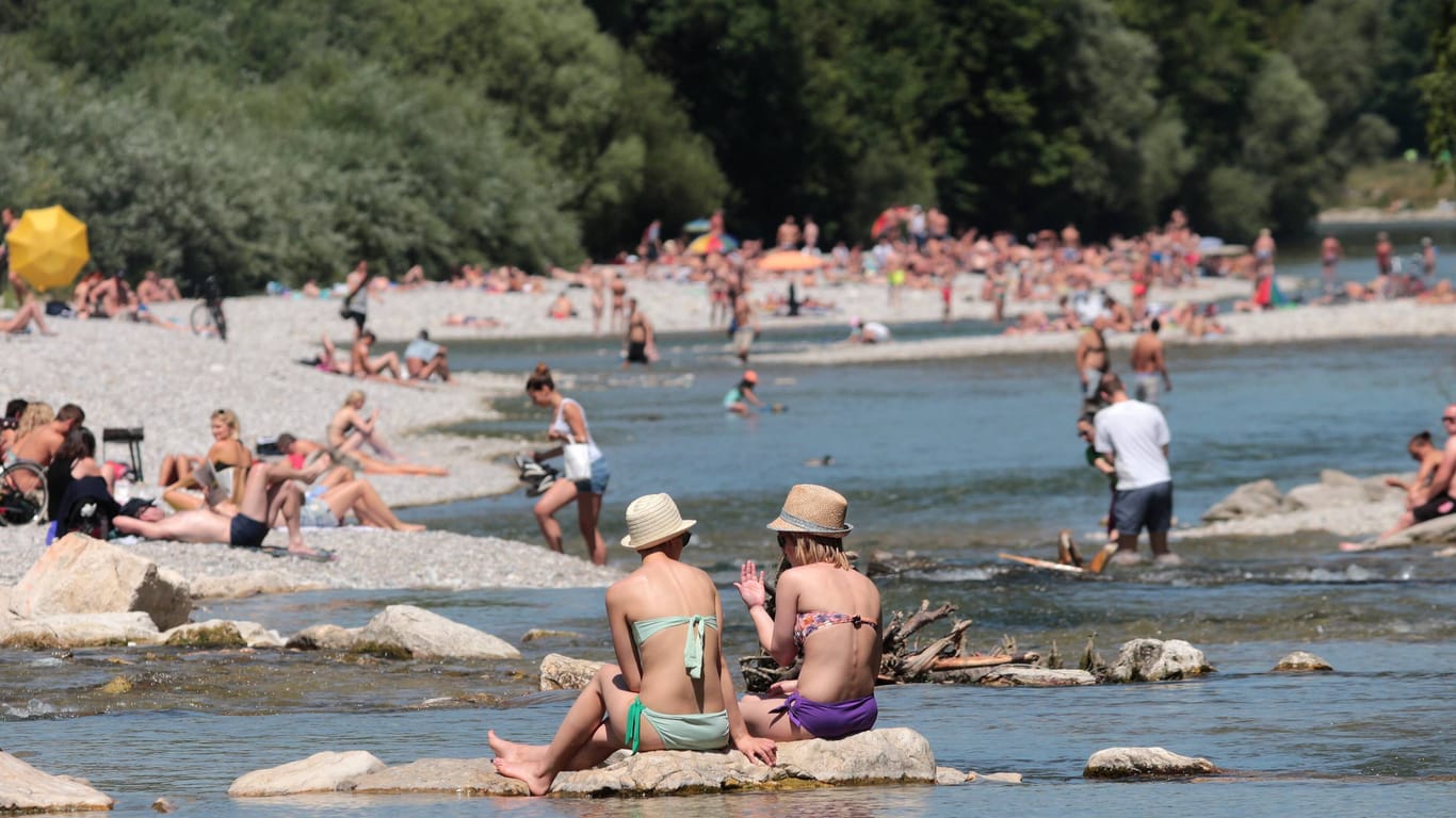 Pünktlich zum Sommerbeginn zieht es viele Einheimische und Besucher an den Isarstrand (Archivbild): In der Stadt ist eine Badestelle besonders beliebt.