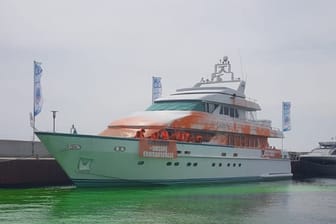 Die "Lady M" im Yachthafen von Neustadt in Holstein: Rund um das Schiff wurde das Wasser grün gefärbt.