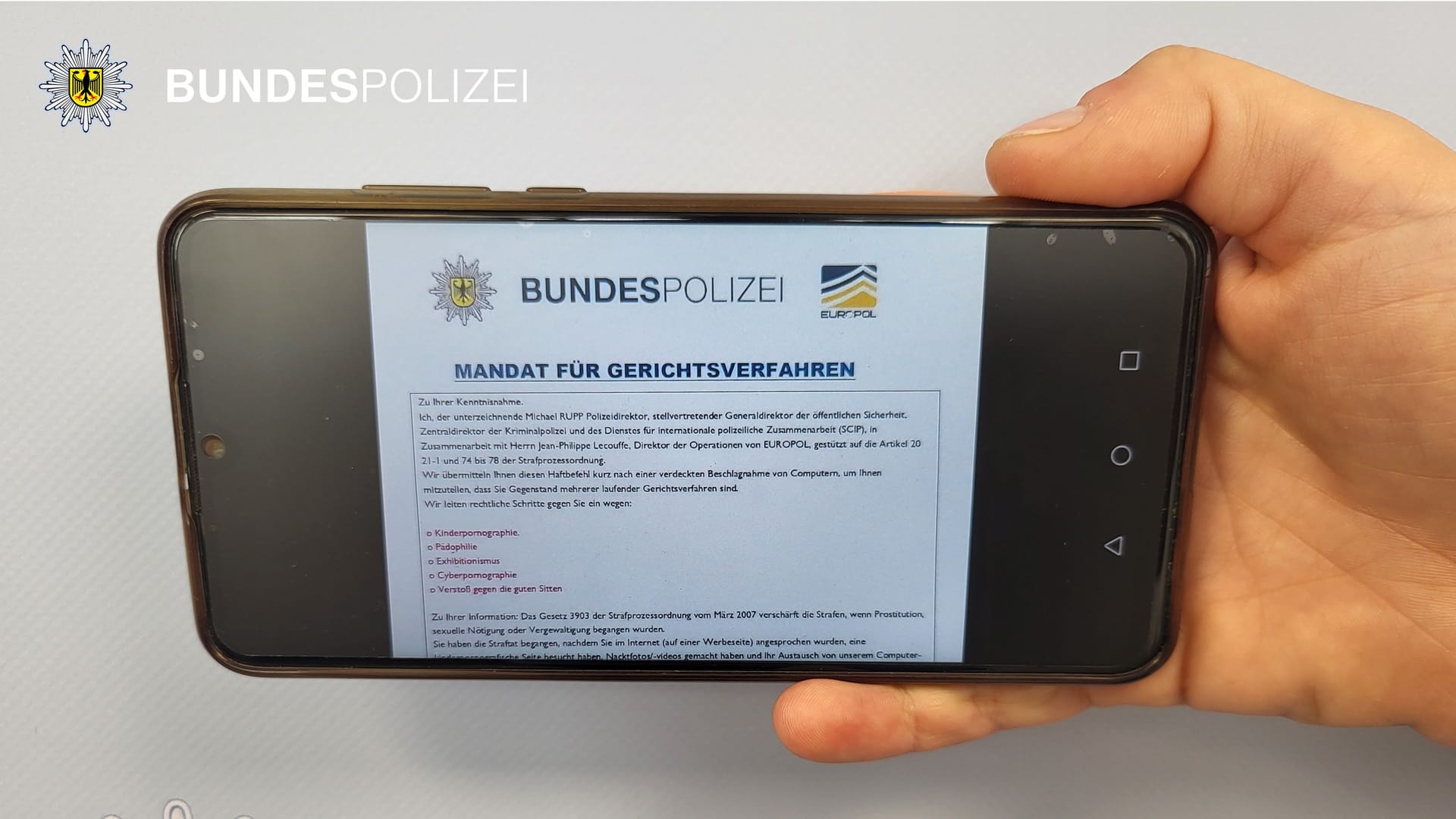 Eine Betrugsmail, vor der die Polizei aktuell warnt, auf einem Handy: Darauf sollten Betroffene nicht reagieren.