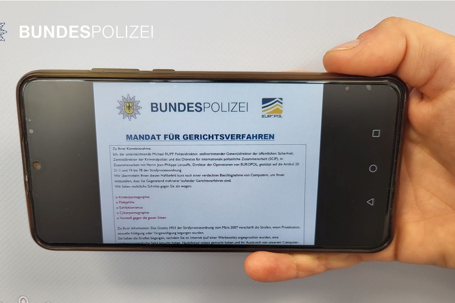 Eine Betrugsmail, vor der die Polizei aktuell warnt, auf einem Handy: Darauf sollten Betroffene nicht reagieren.