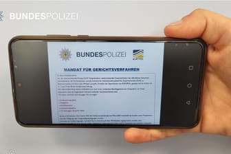 Eine Betrugsmail, vor der die Polizei aktuell warnt, auf einem Handy: Darauf sollten Betroffene nicht reagieren.