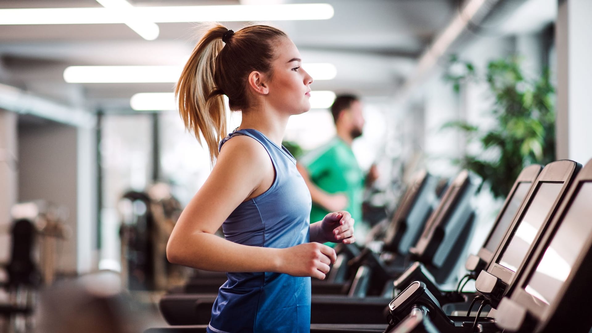 Auch für Jugendliche ist es möglich, im Fitnessstudio zu trainieren.