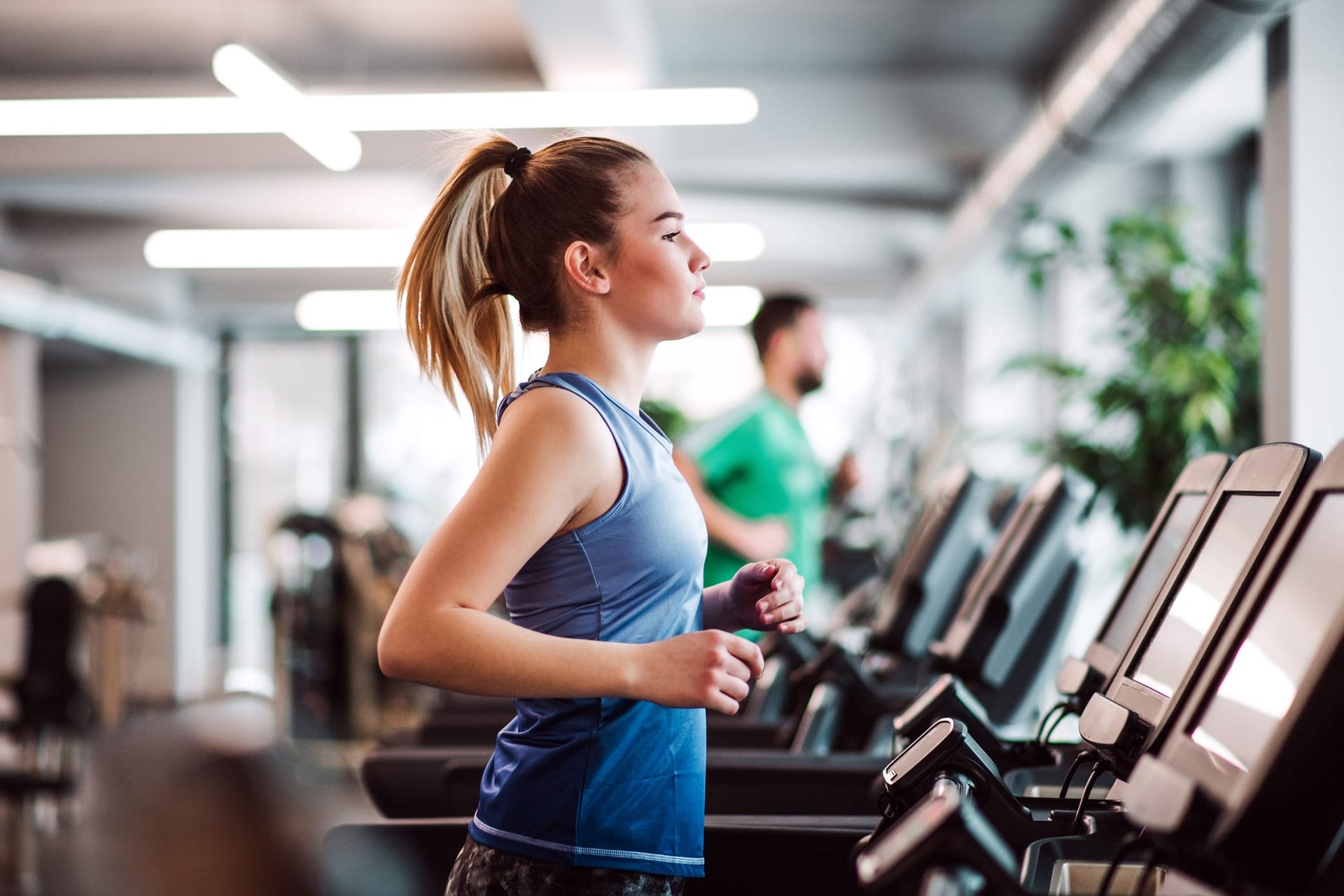 Auch für Jugendliche ist es möglich, im Fitnessstudio zu trainieren.