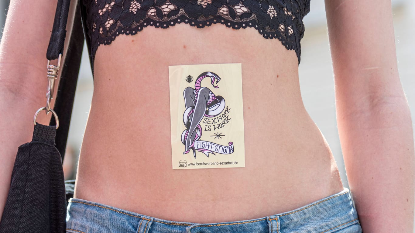 Internationaler Hurentag in Berlin (Archivbild): Eine Frau trägt einen Sticker mit dem Spruch "Sexworkmis work" auf dem Bauch.