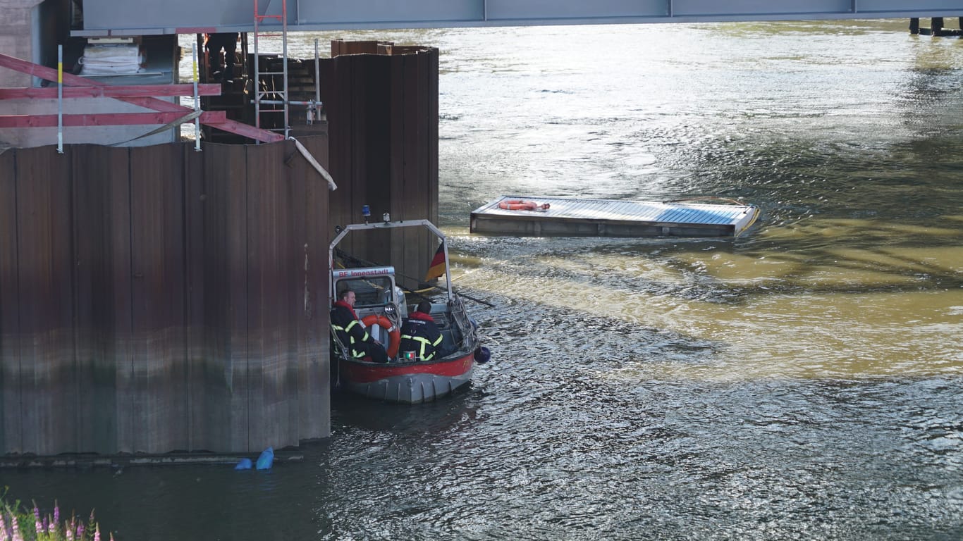 Die Elbe in Veddel: Nur der Container schwimmt noch im Wasser. Bagger und Ponton sind untergegangen