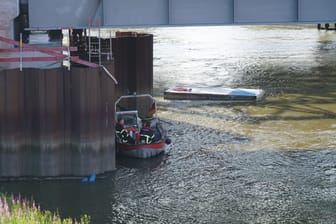 Die Elbe in Veddel: Nur der Container schwimmt noch im Wasser. Bagger und Ponton sind untergegangen