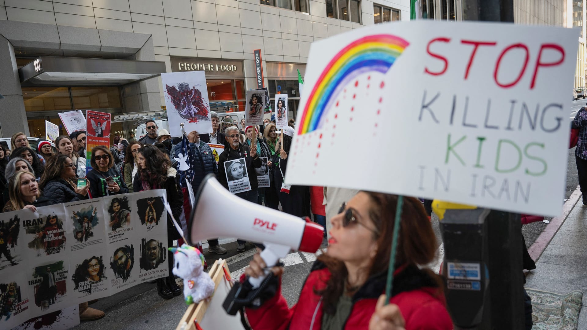 Proteste gegen das islamische Regie (Archivbild): Allein im Juni sollen mindestens 16 Kinder festgenommen worden sein.