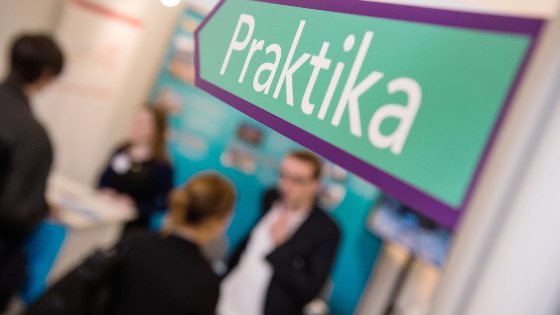 Messestand für Praktika: Für Praktikanten gelten beim Mindestlohn besondere Regeln.