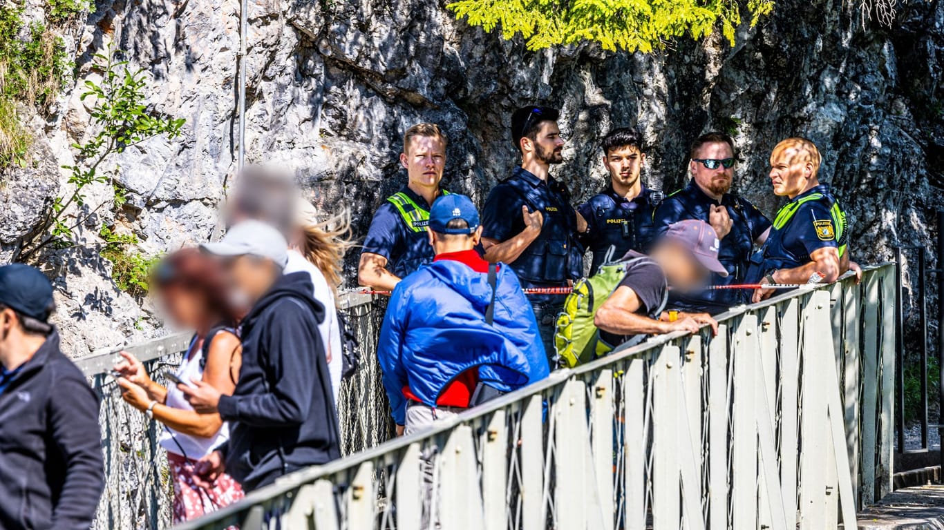 Polizisten und Passanten stehen an der Marienbrücke an einer Absperrung: Eine Frau starb nach dem Angriff.