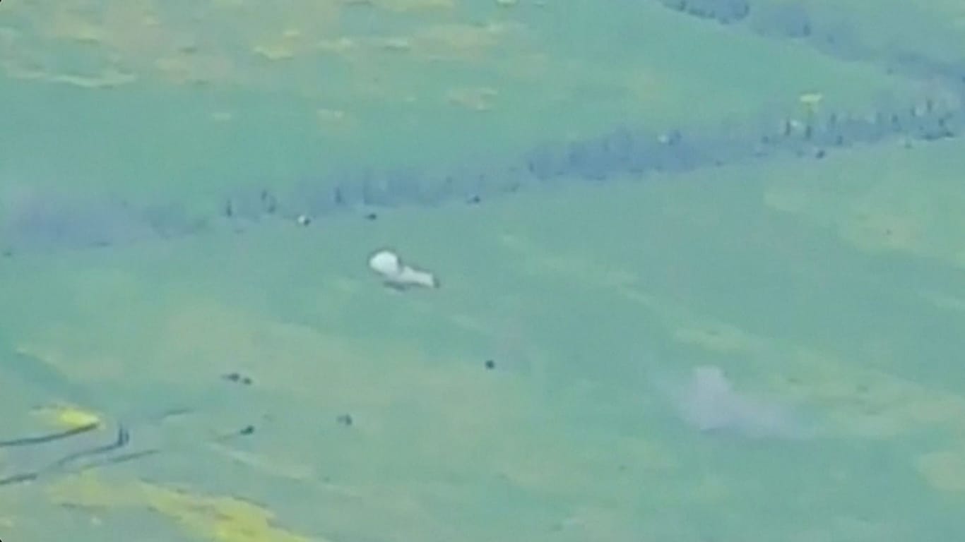 Ein Standbild aus einem Drohnenvideo des russischen Verteidigungsministeriums: Explodieren hier ukrainische Panzer?