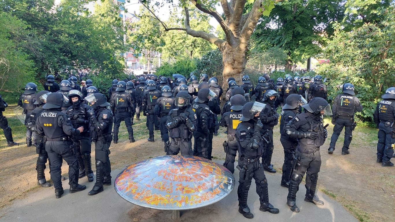 "Tag X" in Leipzig: Polizeikräfte am Alexis-Schumann-Platz.