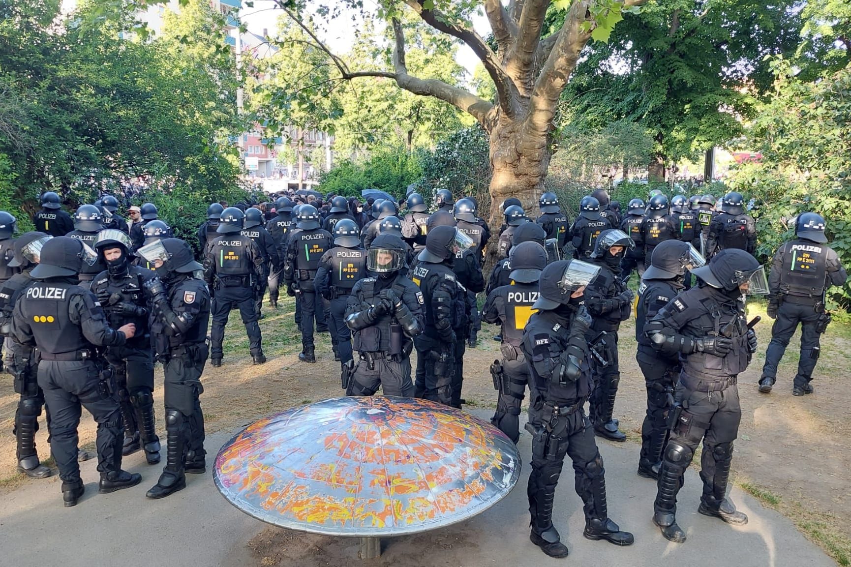 "Tag X" in Leipzig: Polizeikräfte am Alexis-Schumann-Platz.