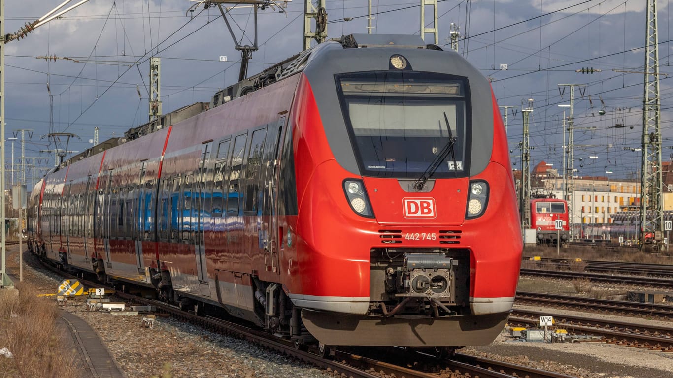 Ein Regionalzug der Deutschen Bahn: In Berlin ist ein Zug der Linie RE2 nahe der S-Bahnstation Berlin-Wuhlheide liegengeblieben.