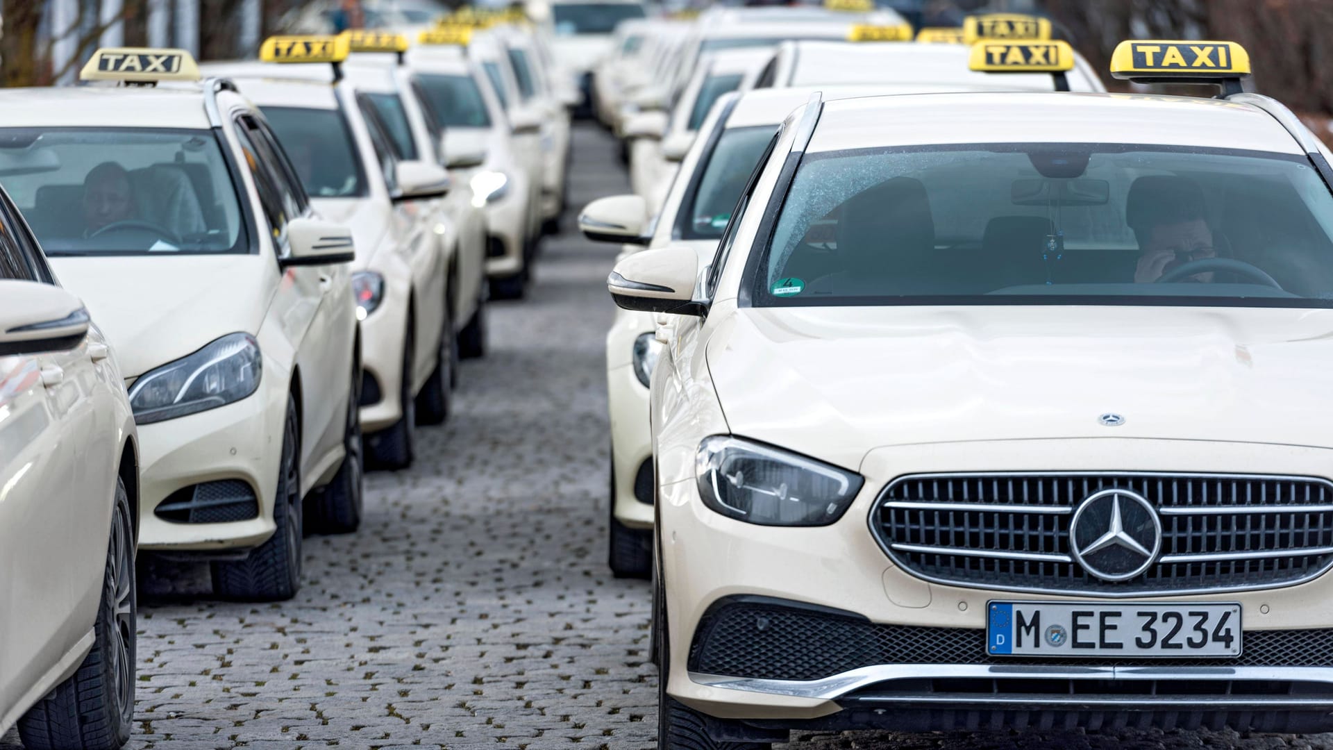 Taxi-Schlange in München (Symbolbild): In München wurde ein Auto angegriffen, weil der Fahrer nicht fahren wollte.