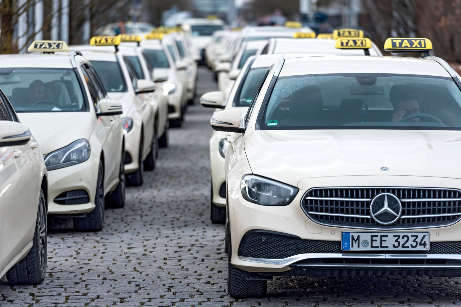 Taxi-Schlange in München (Symbolbild): In München wurde ein Auto angegriffen, weil der Fahrer nicht fahren wollte.