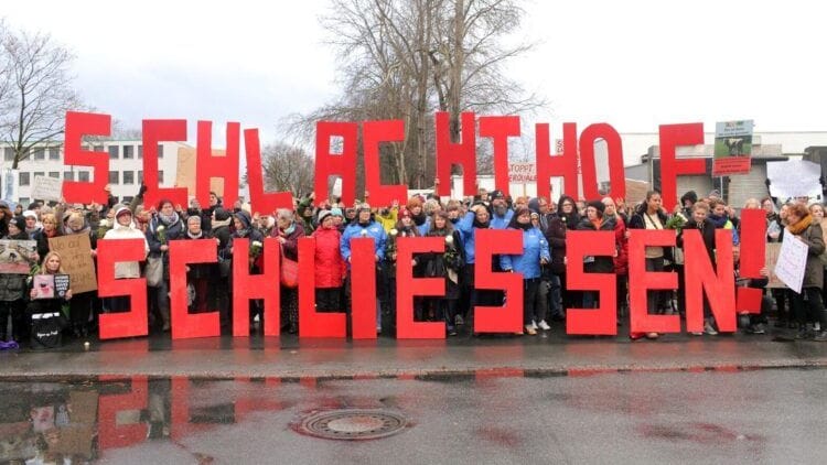 Mehr als 450 Menschen protestierten 2018 gegen den Schlachthof und forderten die sofortige Schließung des Betriebes.